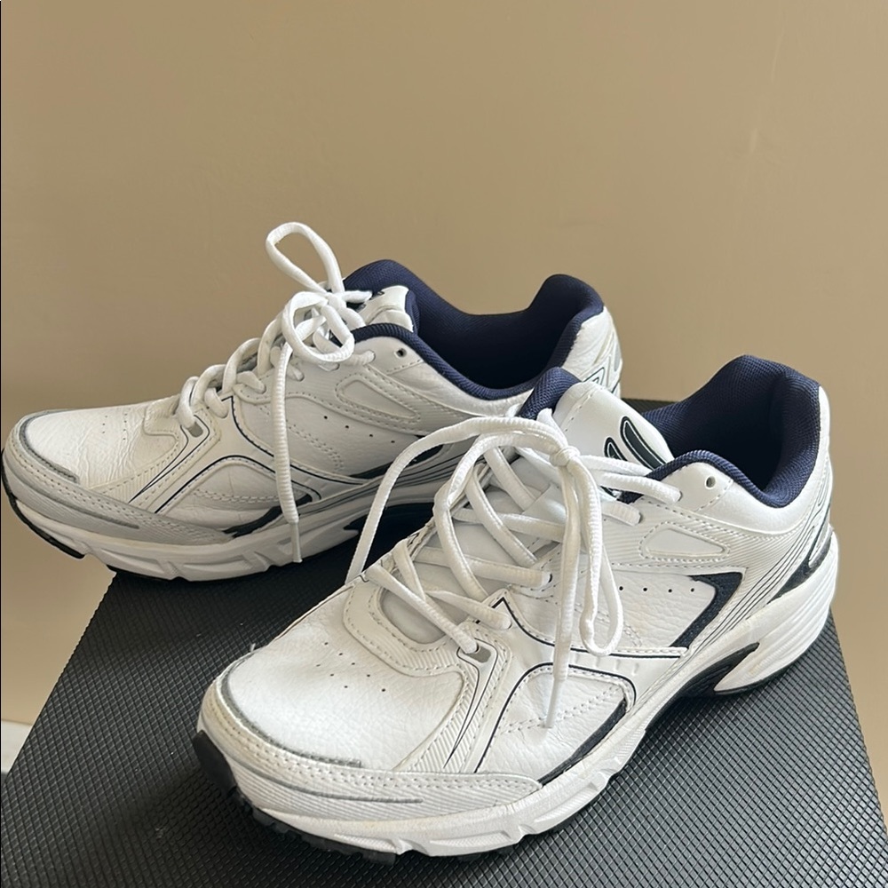 Men’s Athletic Shoes, White (Size 9)